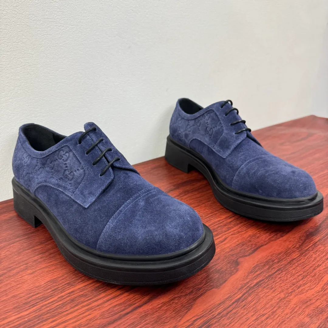 Batch 800 Gucci/Gucci new men's lace-up shoes with GG details, suede leather derby shoes! Rooted in the brand's heritage, these men's lace-up shoes are crafted from suede calfskin and embellished with GG-print embossed suede details in homage to Gucci's iconic monogram. The rubber sole decorated with GG pattern adds a touch of modern fashion to this design. Typical three-joint style design. European and American classic version, full calfskin lining. The overall upper texture is soft and the lining is comfortable and breathable. 2CM thickened soft rubber sole, easy to control. Versatile and stylish upper foot, multiple colors available to meet different matching needs, complete package! Size: 39-40-41-42-43-44 leather shoe size (can be customized to 38.45) Item number: 7826Z suede blue